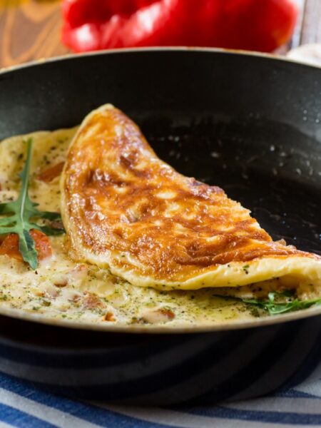 Omelette mit Putenbruststreifen und Gemüse