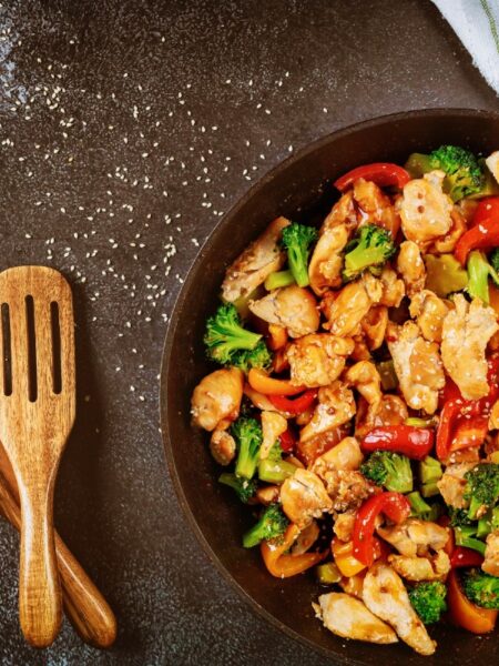 Protein-Pfanne mit Gemüse und Hühnerbrust